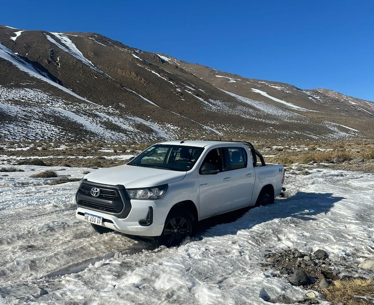 Encajada en medio de la nieve. Ayer, en la zona rural de Malargüe