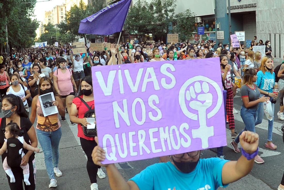  ID:4909800 Marcha dia mundial de la mujeres mujeres violencia de genero Marchan colectivos de mujeres en el Dia Mundial de als mujeres 8M 8 marzo 2021 foto Javier Ferreyra