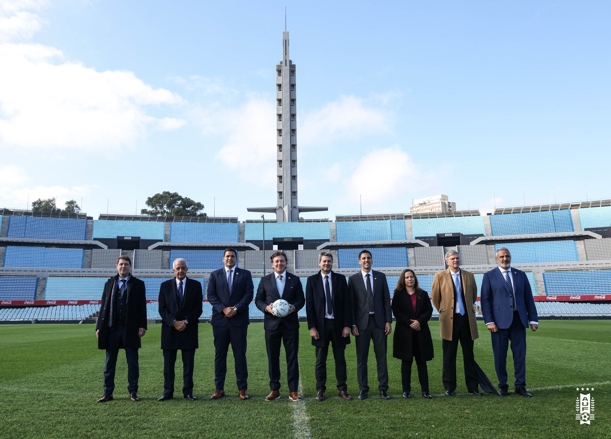 Las autoridades del fútbol sudamericano, con Alejandro Domínguez, presidente de Conmebol, a la cabeza, en la presentación de la candidatura al Mundial 2030 de Uruguay, Argentina, Paraguay y Chile. (@AUFOficial)