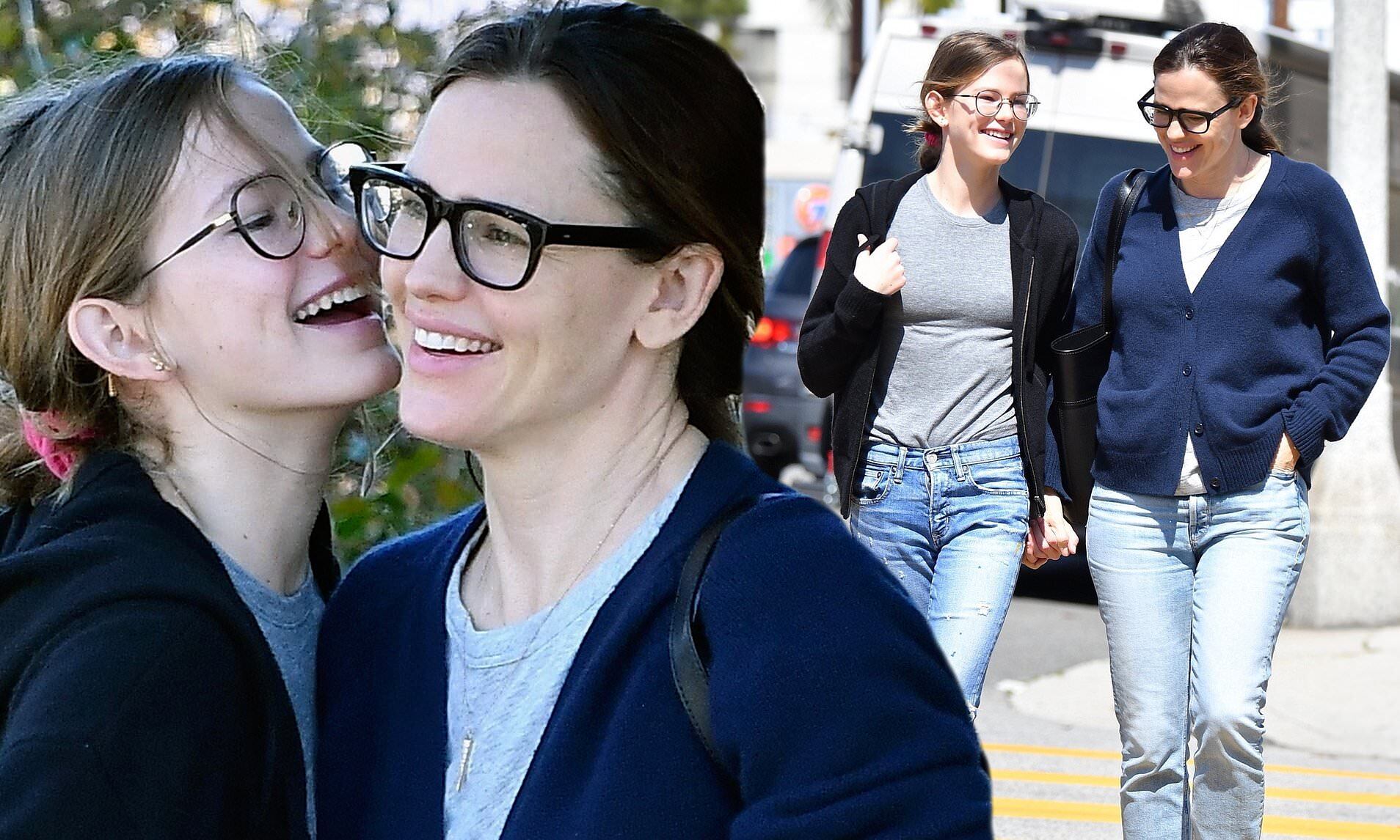 Violet junto a su madre Jennifer Garner