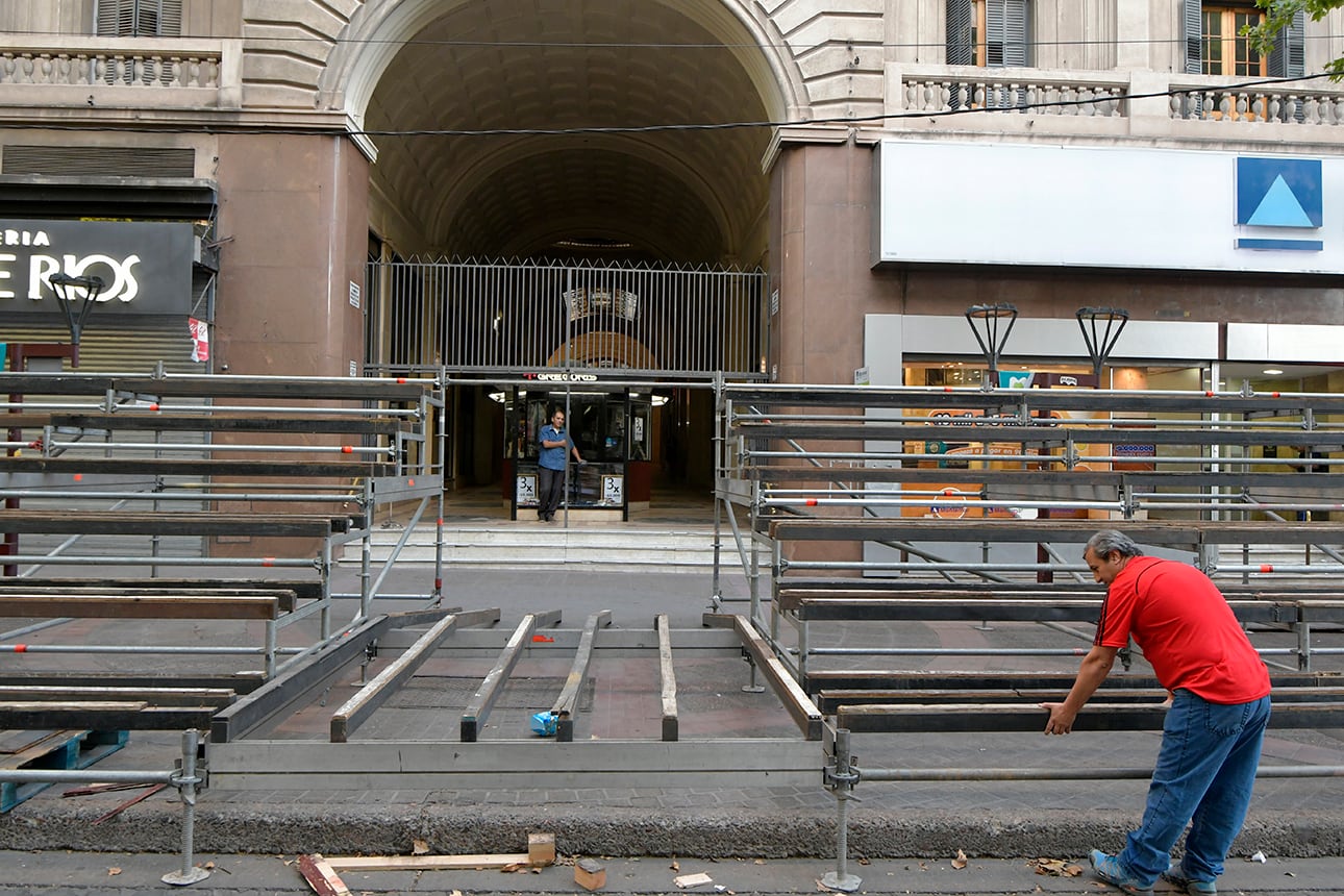 Vendimia 2023. Armado de los sistemas reticulados metálicos para las gradas o palcos para ver la Vía Blanca y Carrusel de las Reinas, sobre Avenida San Martín. Este año, no estarán.

Foto: Orlando Pelichotti