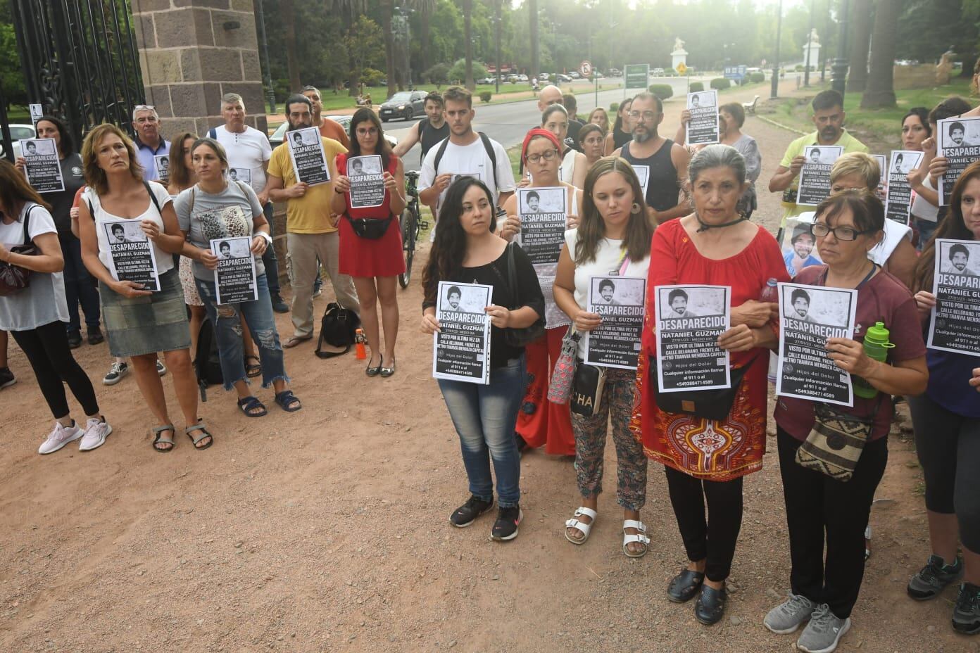 Familiares, amigos y miembros del Colegio de Abogados de Mendoza marcharon hasta le Polo Judicial para pedir por la aparición de Nataniel Guzmán.