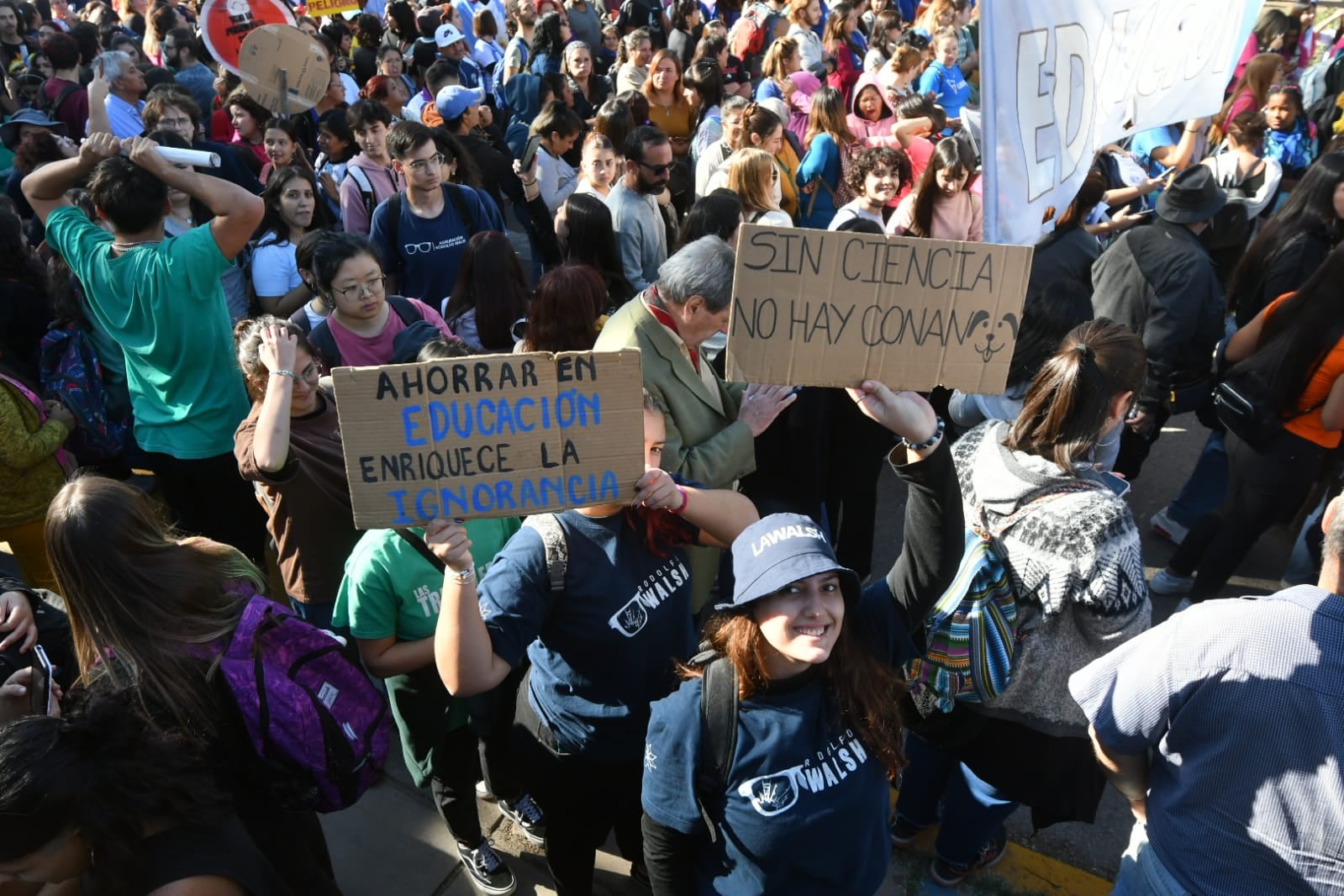 Estudiantes de las diferentes unidades académicas y trabajadores acudieron a la cita con banderas y carteles - José Gutiérrez / Los Andes