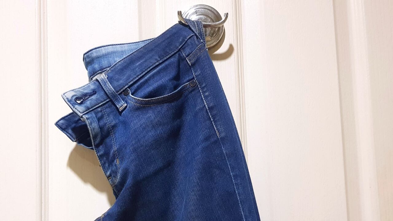 A veces, los jeans nuevos pueden venir fallados, con roturas o mala confección. Por eso, te dejamos algunos aspectos a los que prestarles atención a la hora de comprar para no desperdiciar dinero. 