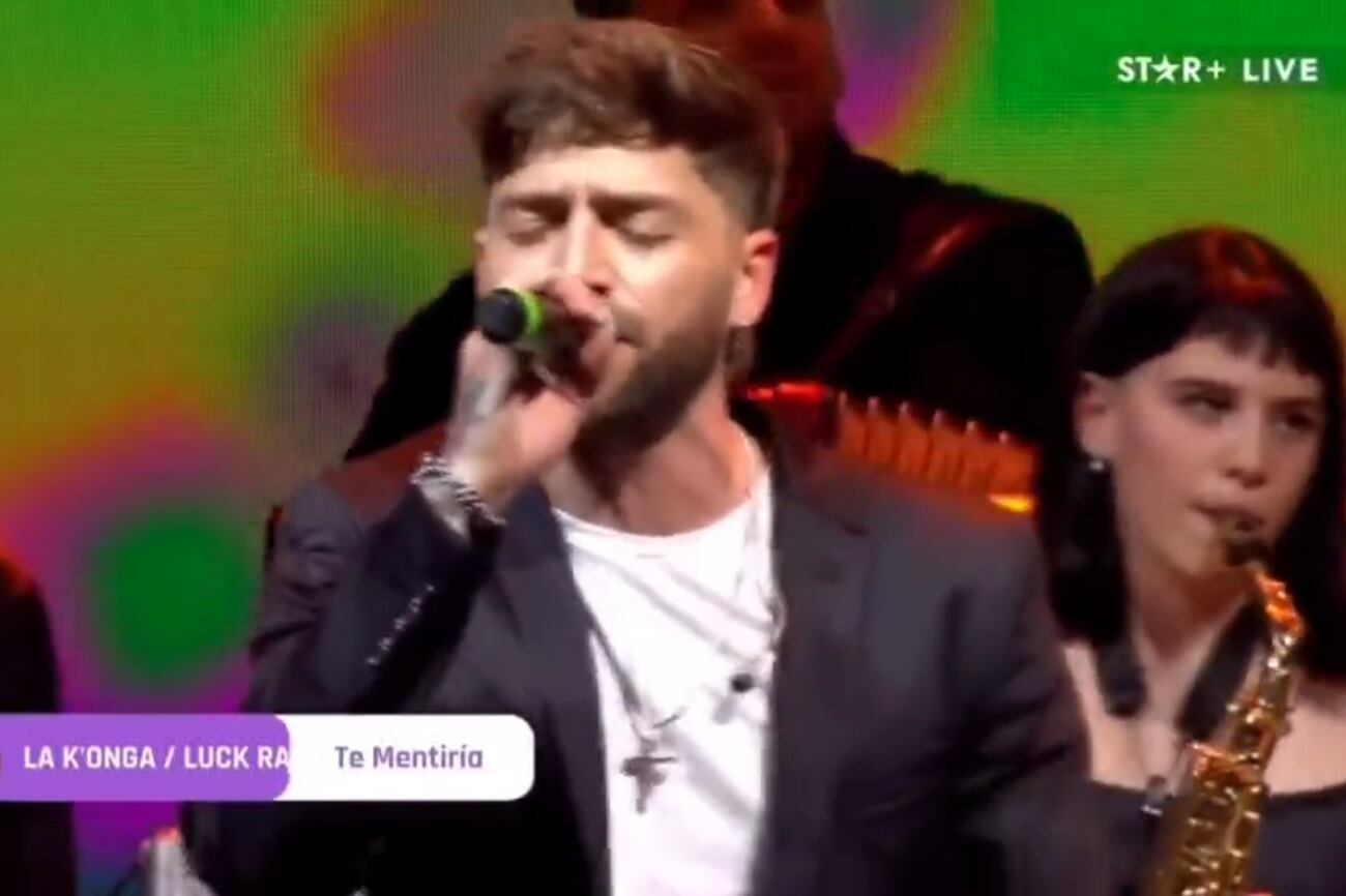 Pablo Tamagnini cantando con La Konga en los premios Gardel 2022. (Twitter).