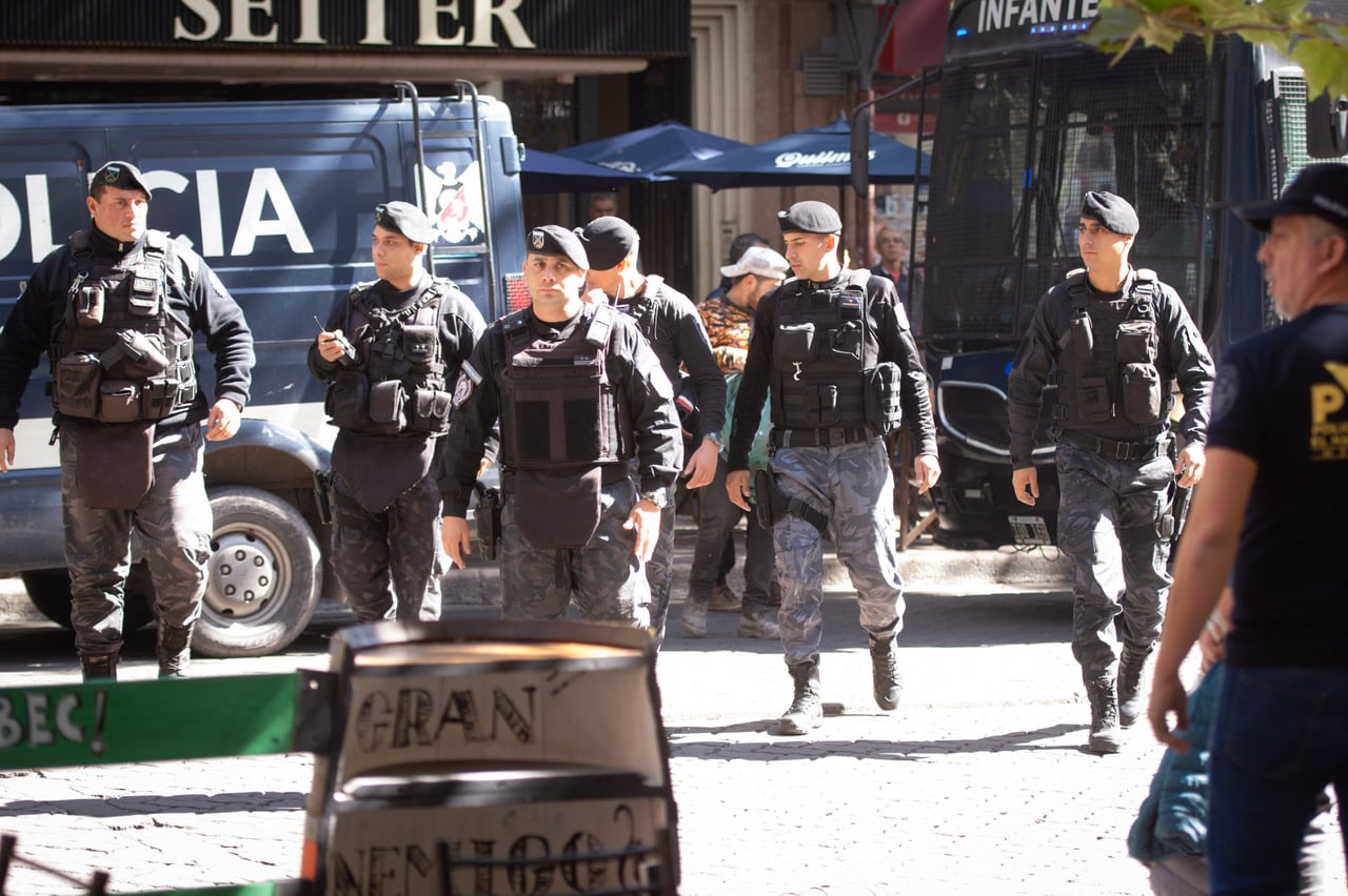 Allanamientos en la Galería Tonsa, por lavado de dinero, compra venta de dólares, droga y oro.

Foto: Ignacio Blanco / Los Andes 