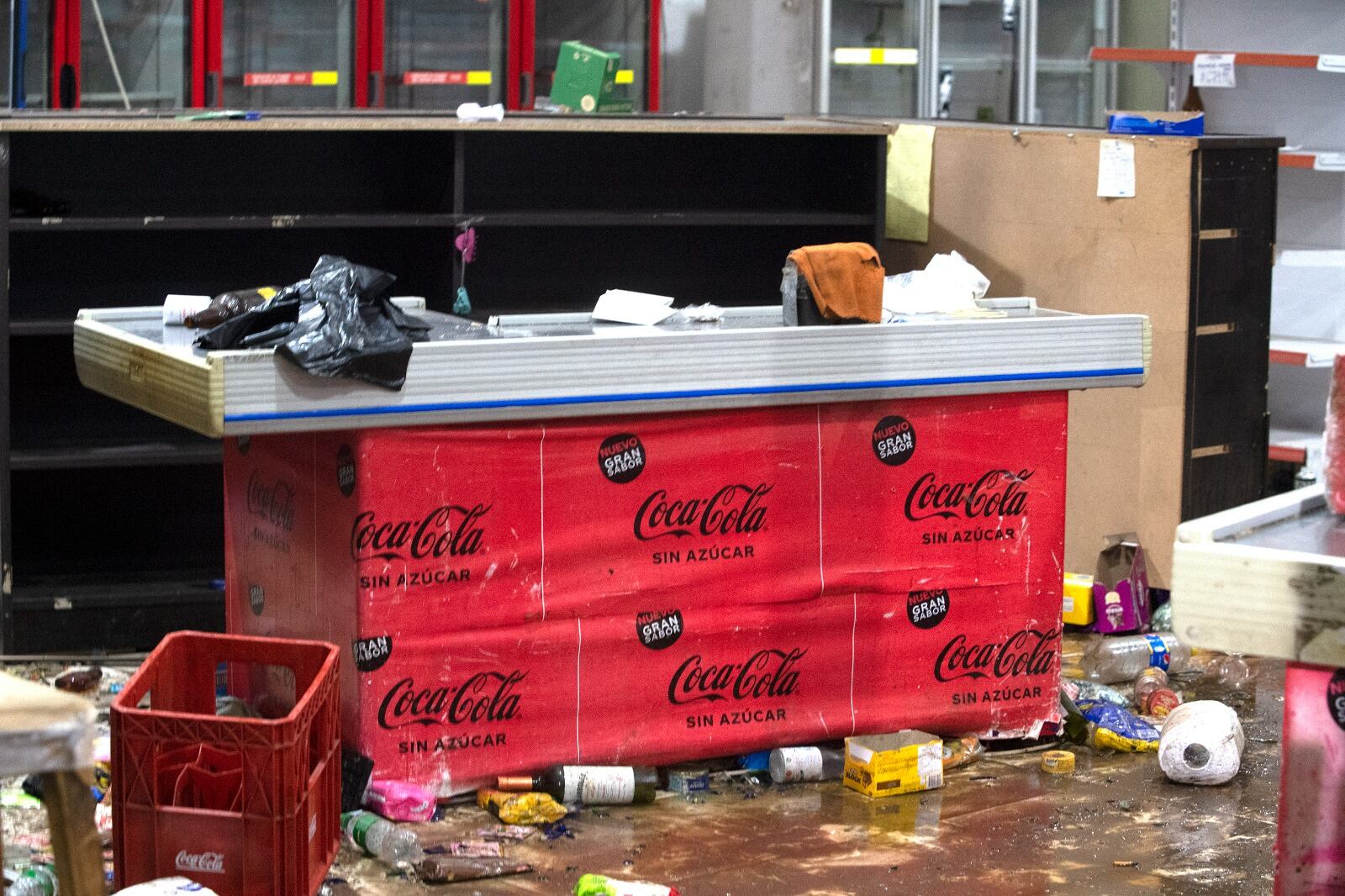 Violento saqueo a un supermercado chino en Moreno: destrozaron el comercio y lo prendieron fuego. Foto: Clarín.