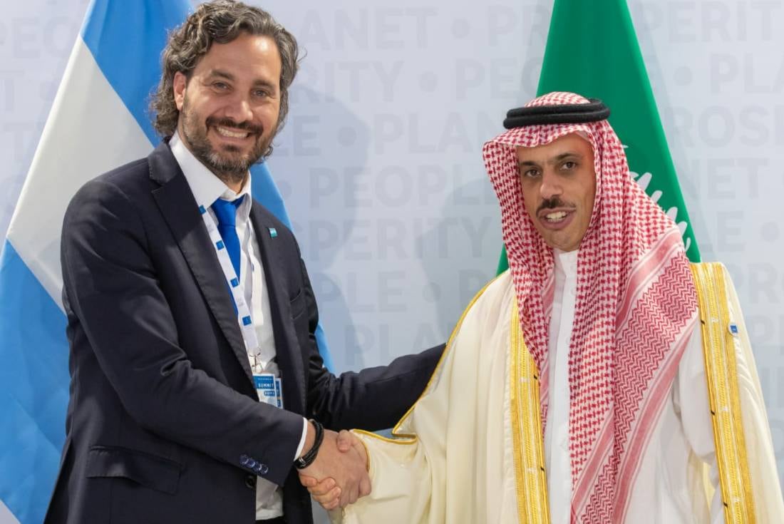 El ministro de Asuntos Exteriores de Arabia Saudita, Príncipe Faisal Bin Farhan Al Saud, y el canciller argentino, Santiago Cafiero, en una reunión bilateral durante la Cumbre de Jefes de Estado del G20, en Roma. Allí se confirmó la llegada de la misión saudí a la Argentina.