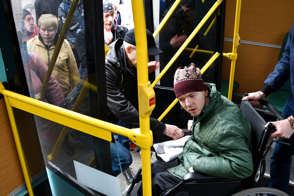 Varias personas abordan un autobús durante una evacuación de civiles, el domingo 10 de abril de 2022, en Kramatorsk, Ucrania. (AP Foto/Andriy Andriyenko)