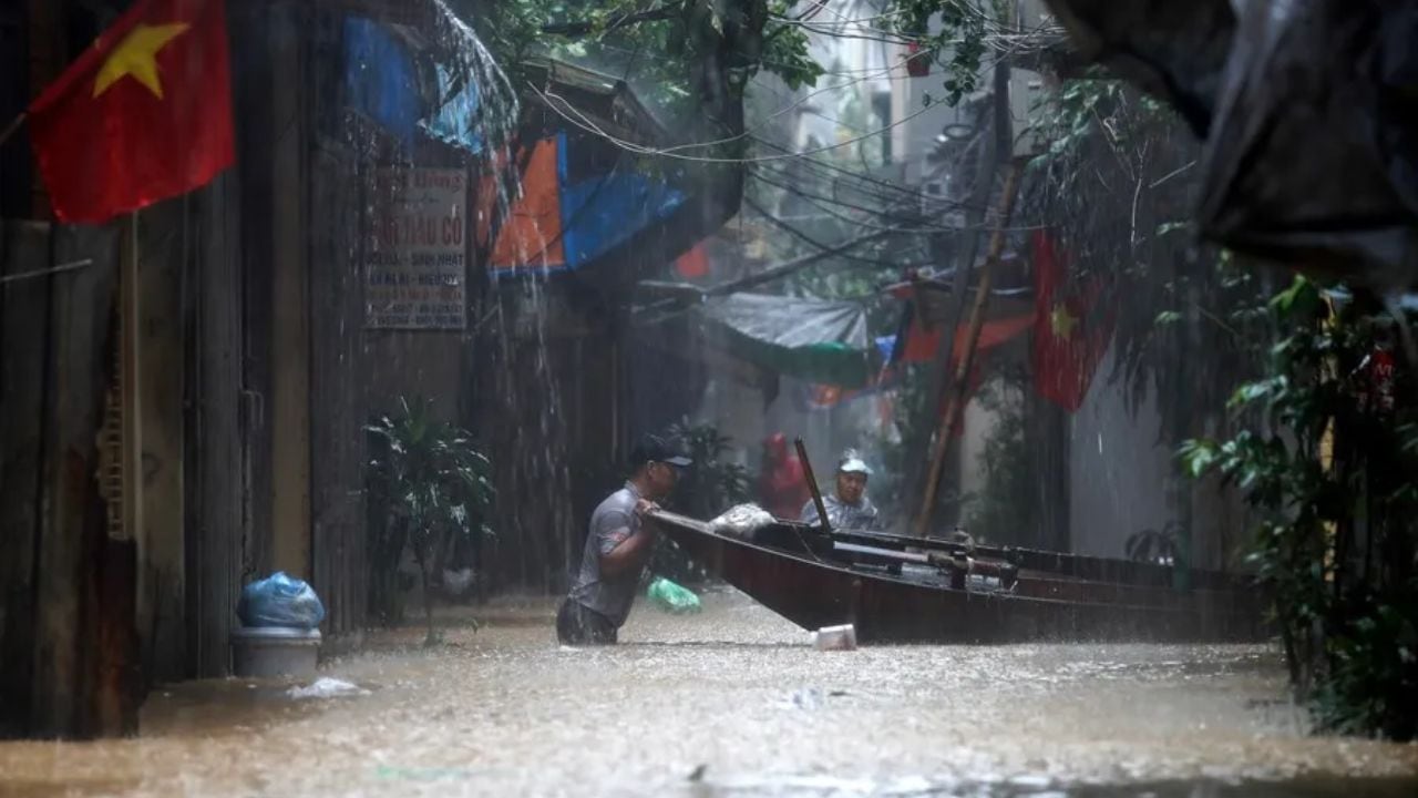 Los residentes locales se preparan para utilizar un barco en medio de una inundación, en Hanoi. EFE/EPA/Luong Thai Linh