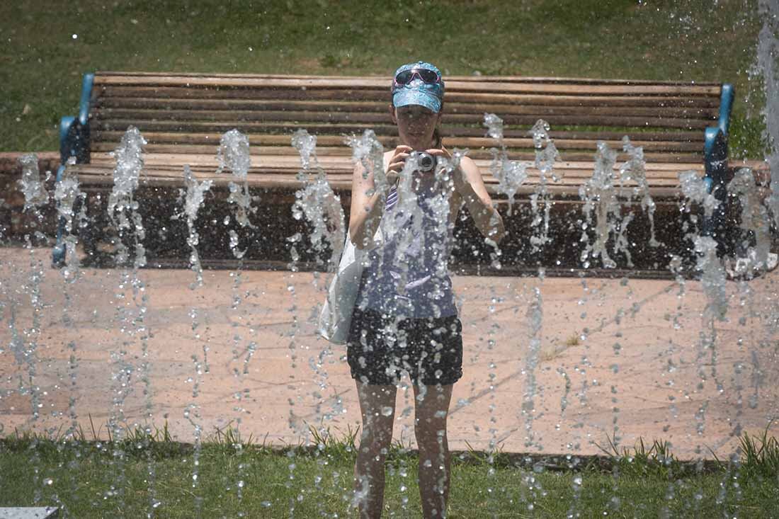 A pesar del anuncio del Servicio Meteorológico Nacional de una semana con altas temperaturas que superarian los 35°C, los turistas paean por las plazas de  Mendoza.  Foto: Ignacio Blanco