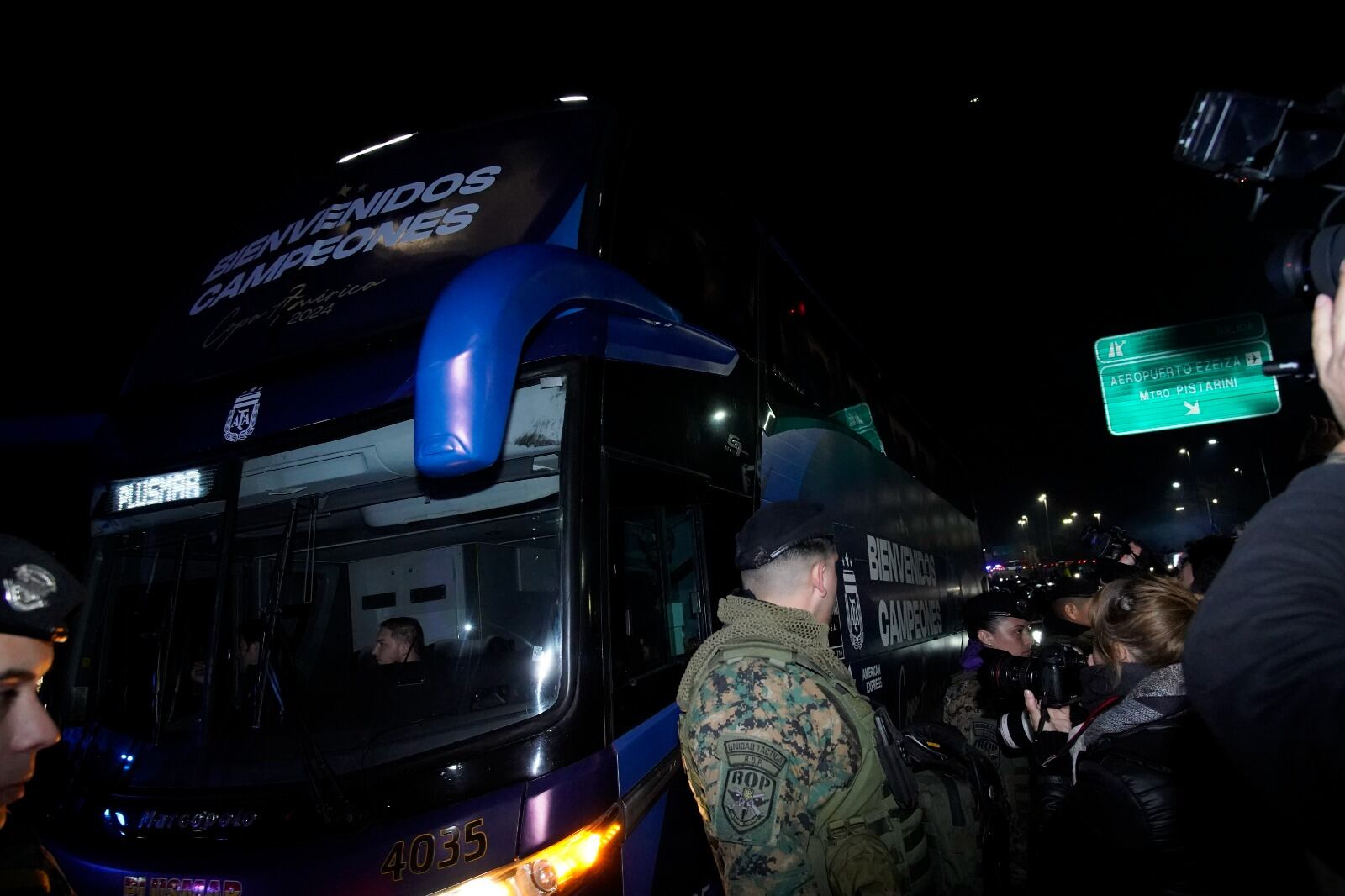 El recibimiento de la gente para la selección argentina en Ezeiza, Buenos Aires. Foto: Clarín