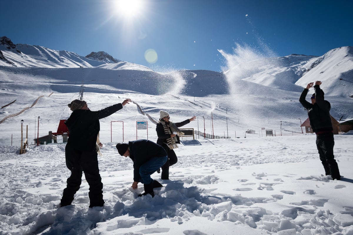 Penitentes, Mendoza
La montaña mendocina poco a poco se va vistiendo de blanco, turistas y esquiadores disfrutan de las primeras nevadas en alta montaña.

Foto: Ignacio Blanco / Los Andes 