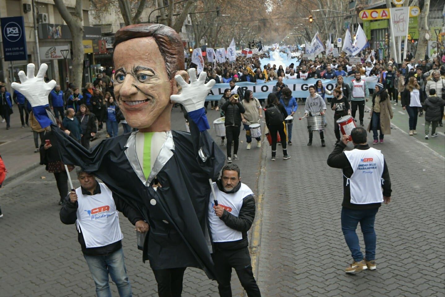 Reclamo contra el gobernado Rodolfo Suárez. Foto: Orlando Pelichotti / Los Andes 