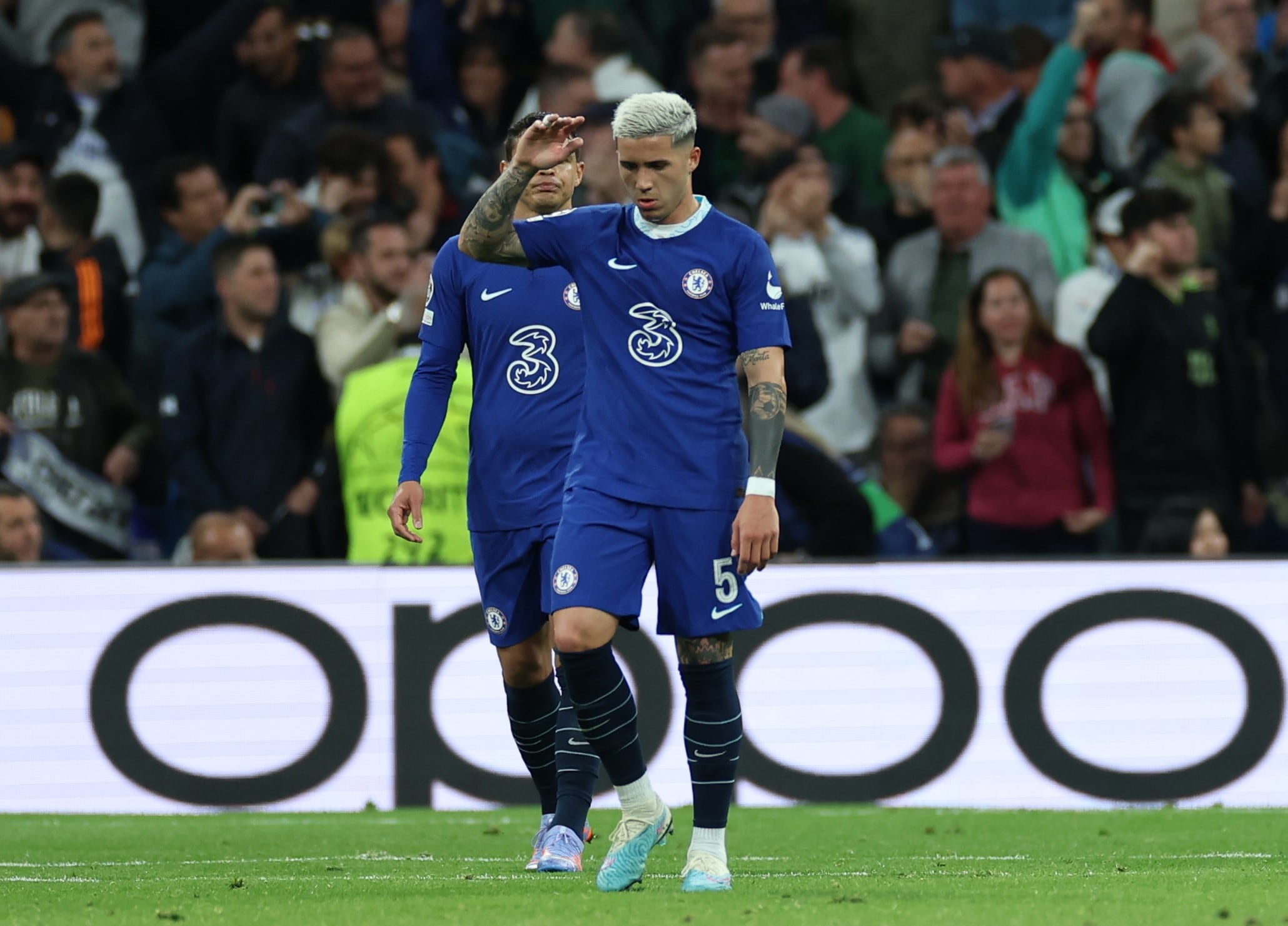 El argentino Enzo Fernández poco pudo hacer para evitar la derrota de Chelsea ante el campeón Real Madrid. (AP)