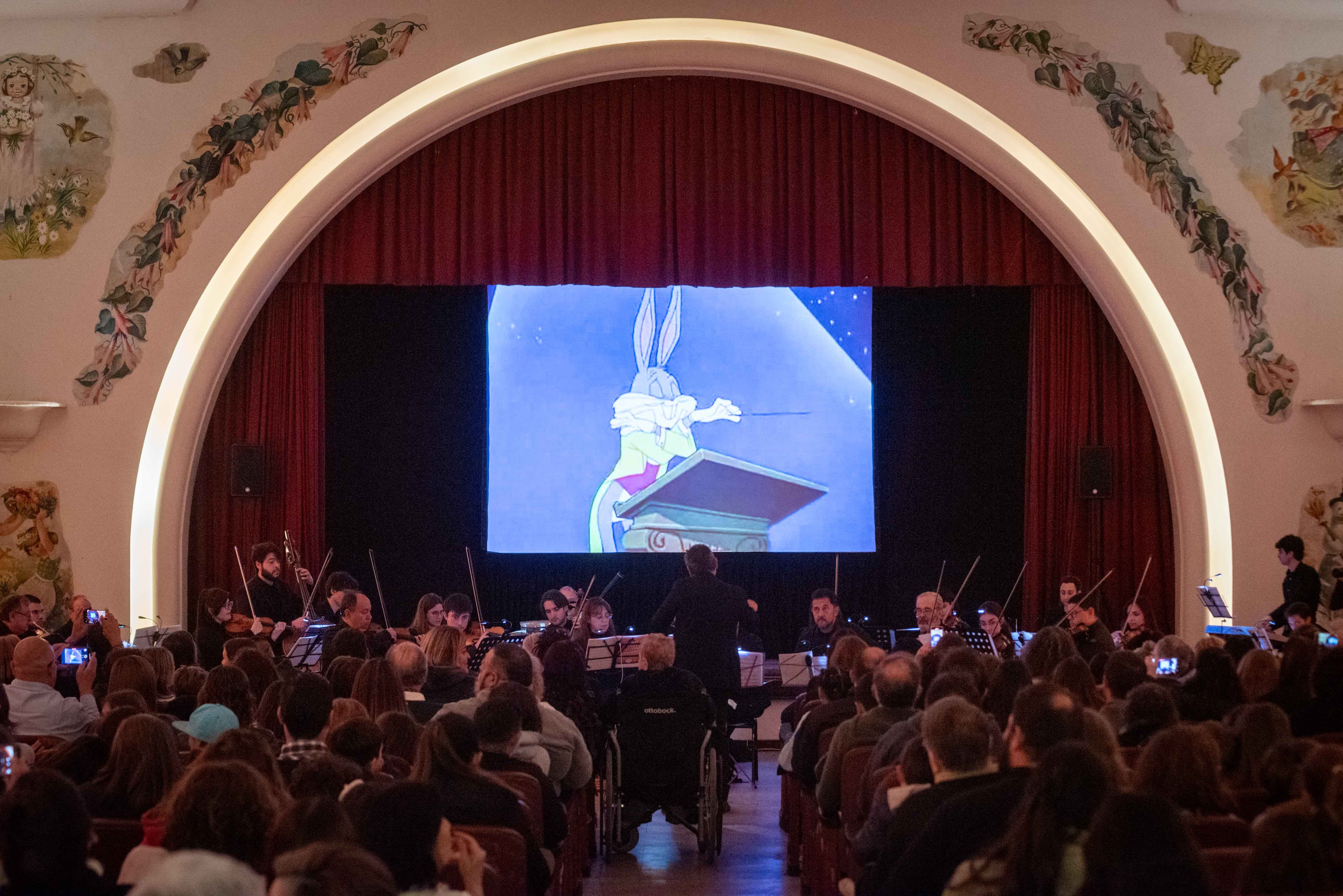 El auditorio de la Escuela Hogar, en el Parque San Martín, fue refaccionado y se le agregaron butacas pertenecientes al ex cine Gran Rex. Aquí, a sala llena con un concierto de la Orquesta Pianoforte.