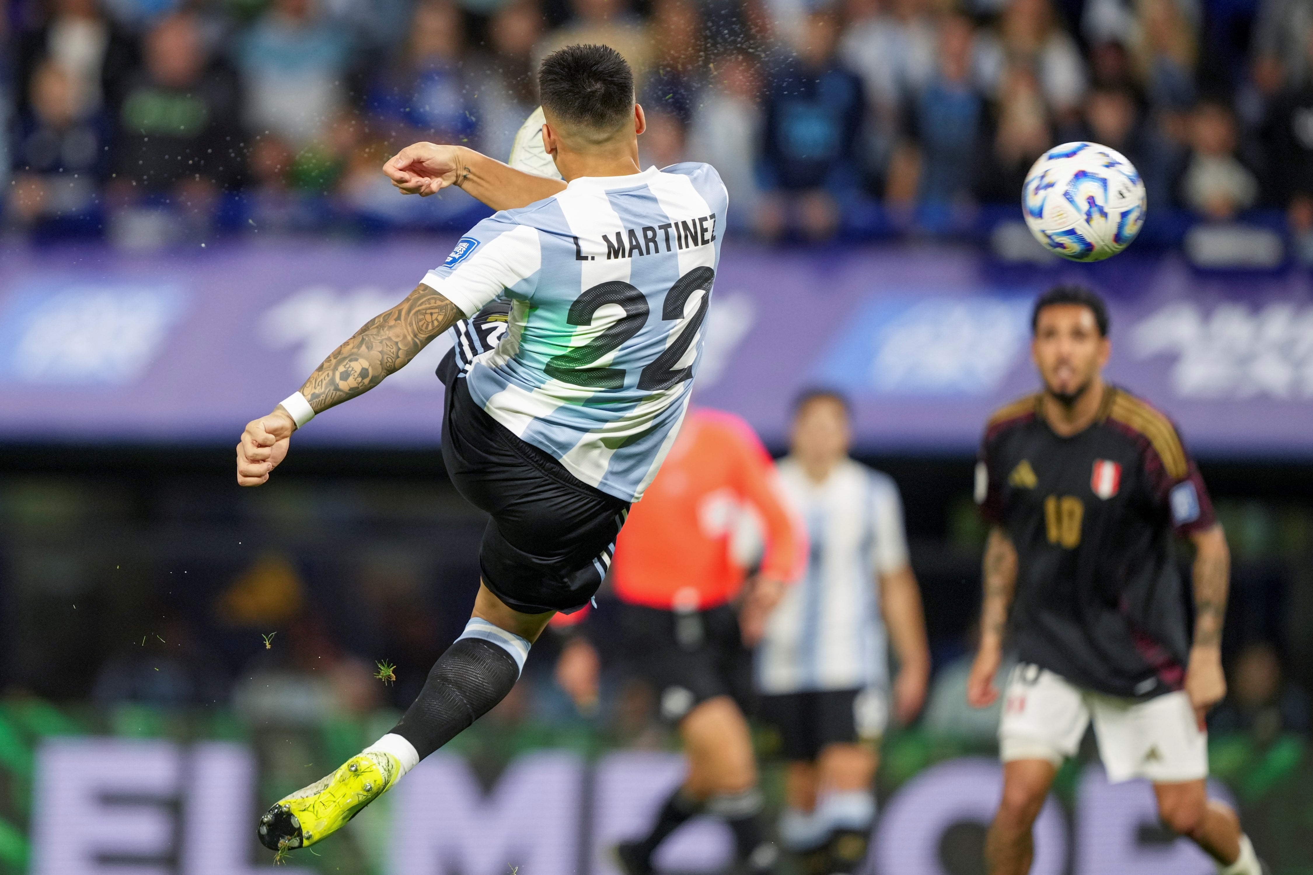 Lautaro Martínez marcó el 1-0 de Argentina ante Perú. (AP)