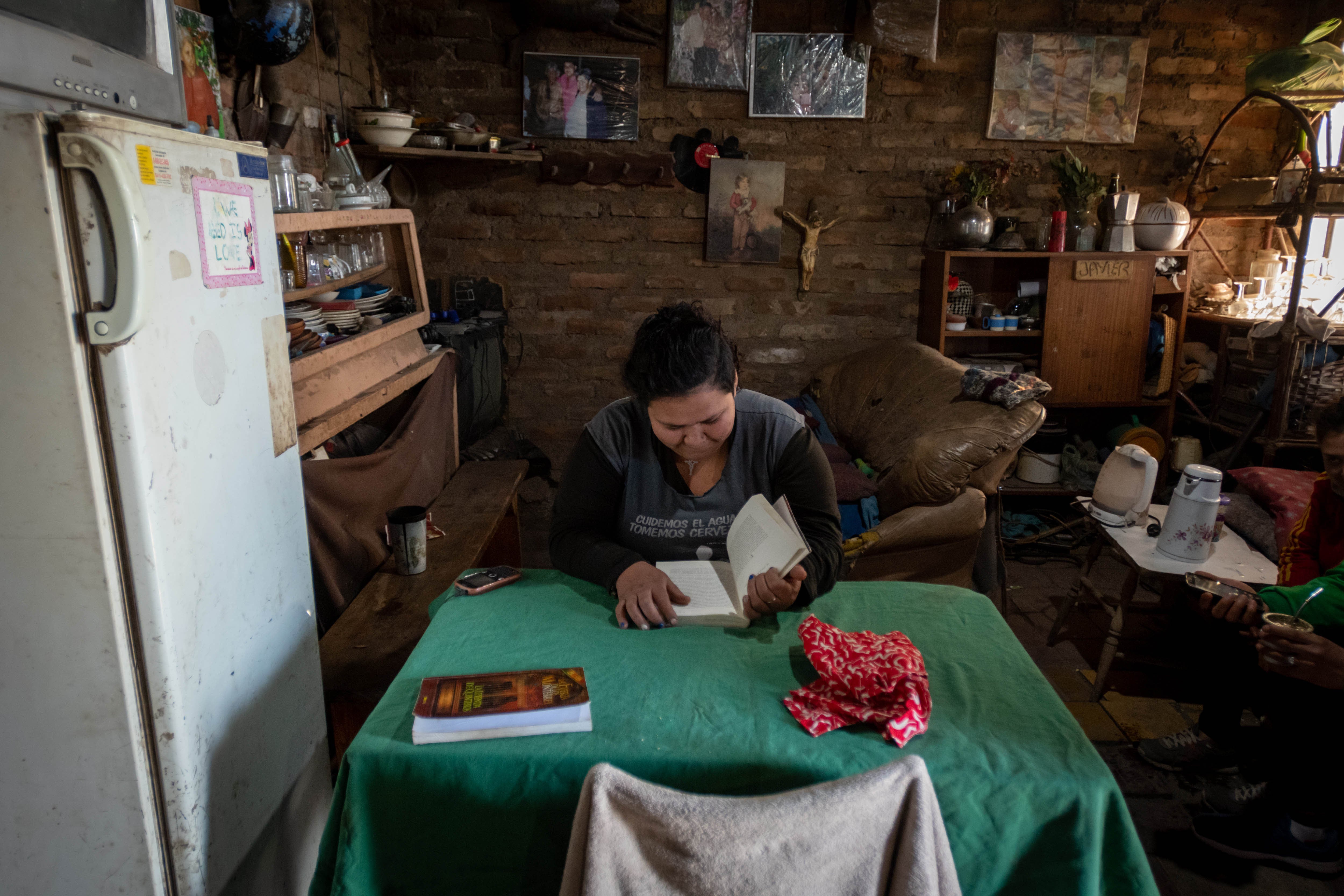 Lectora. En su modesta casa con 8 integrantes, Lucía tiene espacio para una biblioteca.