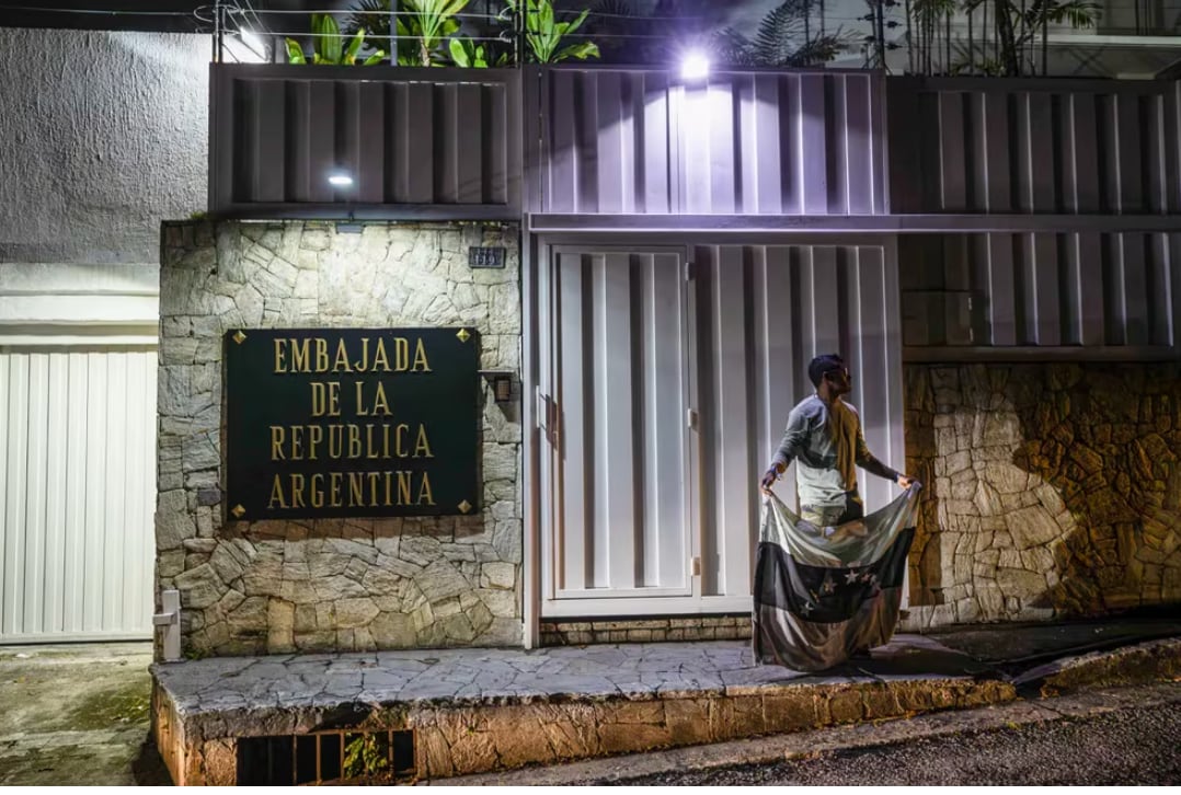 Escala la tensión: el régimen de Maduro le cortó la luz a la Embajada de Argentina en Venezuela donde se asilan seis opositores. Foto: Infobae