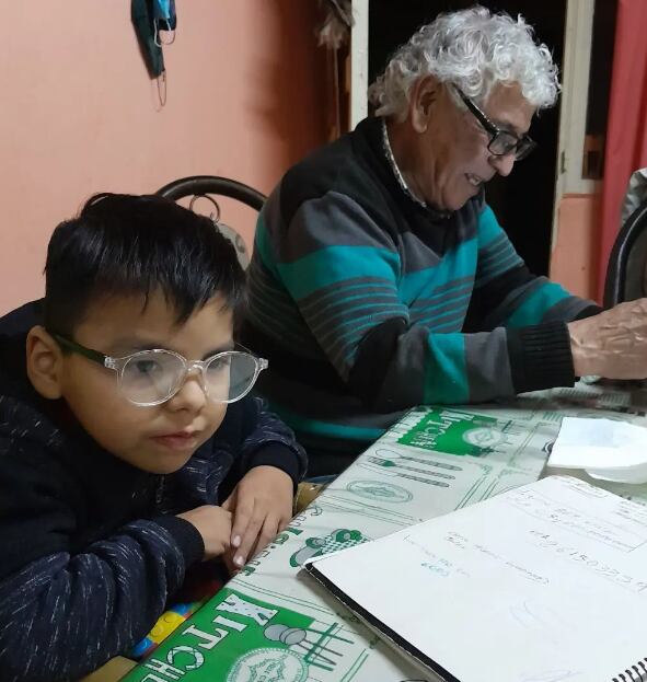 Una familia y su hijo con parálisis cerebral recorrieron 1.800 kilómetros en auto para seguir con su tratamiento. Foto: Instagram @todos_por.efra