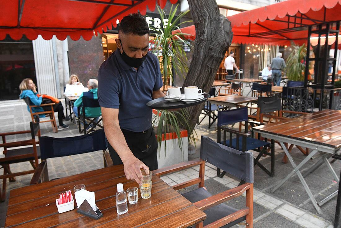 Desempleo, gastronomía y turismo los más afectados.
Daniel, trabaja en el restaurant, bar Azufre ubicado en Peatonal Sarmiento de Ciudad