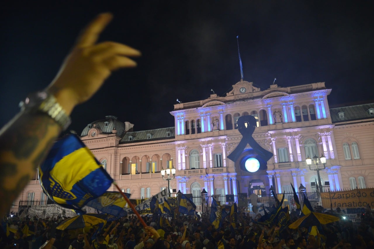 Los hinchas hicieron vigilia en Casa Rosada esperando para despedir a Diego Maradona - 