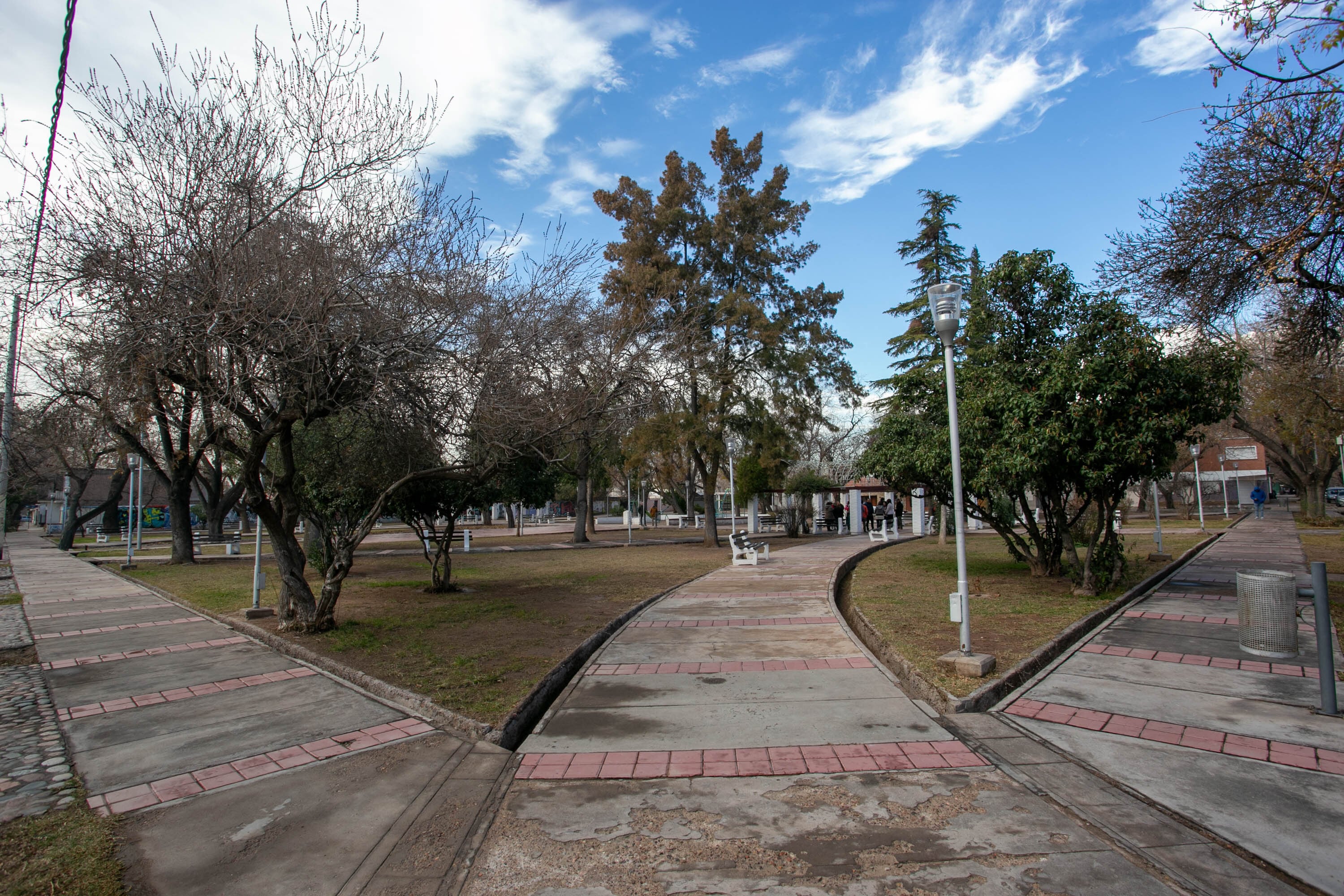 Ulpiano Suarez se reunió con vecinos previo a la remodelación de la plaza Los Constituyentes.