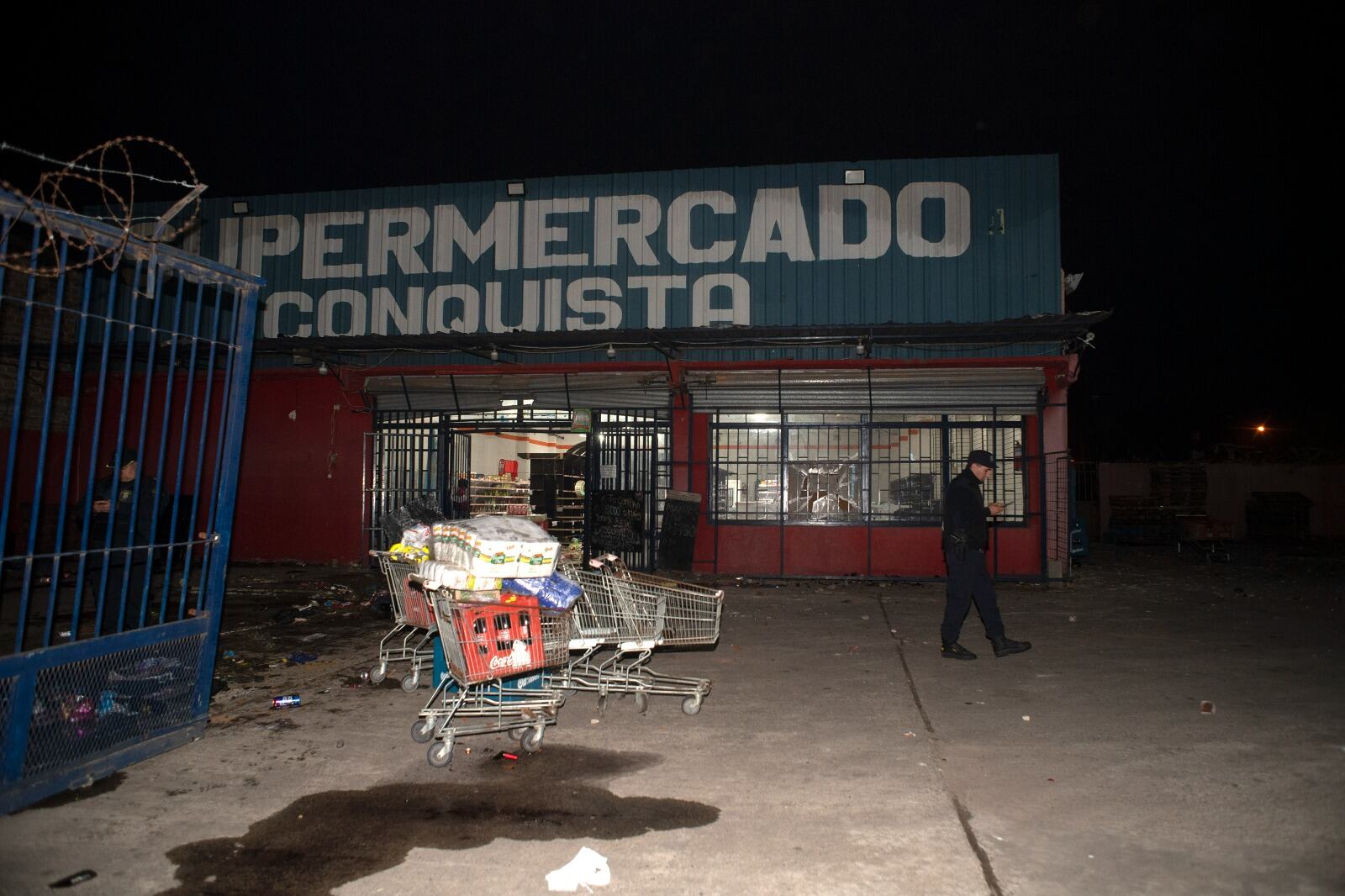 Violento saqueo a un supermercado chino en Moreno: destrozaron el comercio y lo prendieron fuego. Foto: Clarín.