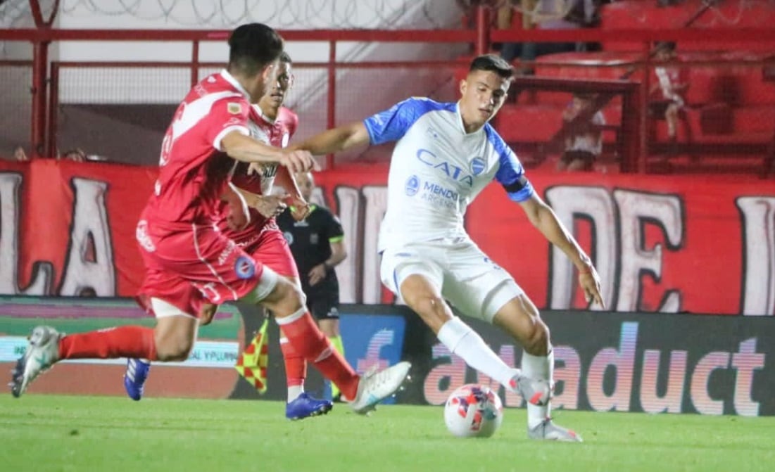 Argentino Juniors y Godoy Cruz se juegan todo en el estadio Diego Armando Maradona.