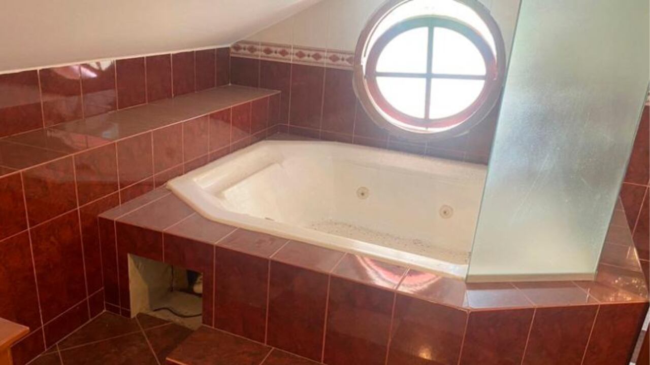 El jacuzzi que se encuentra en el baño de la habitación principal utilizada como despacho de Ramón Zalazar. Foto: Gentileza / El Doce.tv