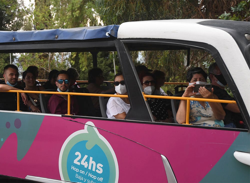 Turistas en el Cerro de la Gloria ubicado en el Parque General San Martín de Ciudad. José Gutiérrez / Los Andes