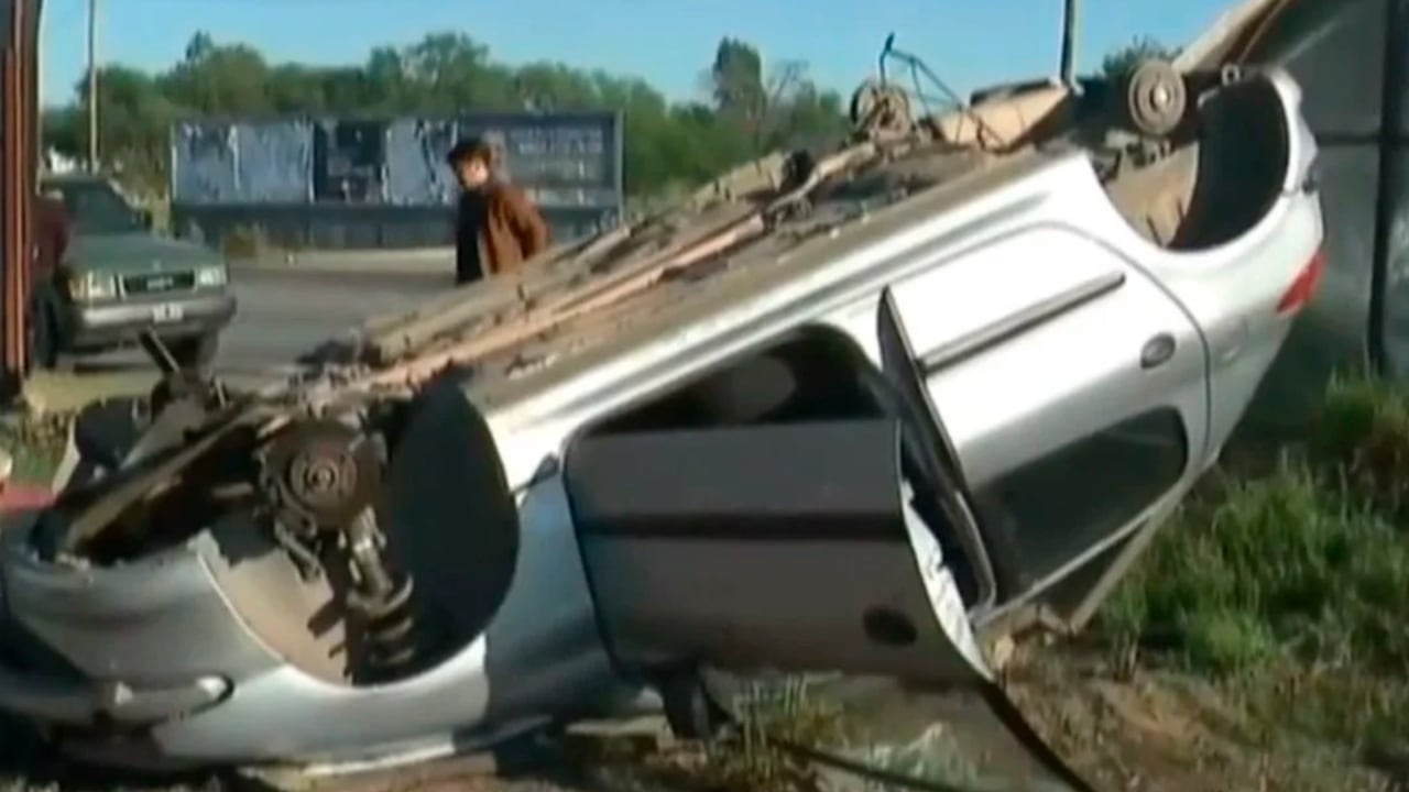 El Peugeot 206 tras el vuelco y el robo. Foto: El Doce TV