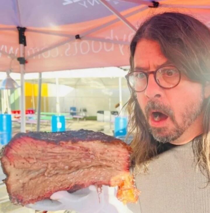 Grohl tiene un negocio de carne y se ha sumado con su marca a numerosas iniciativas solidarias.