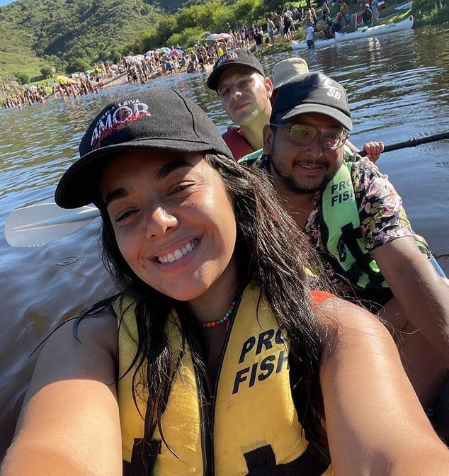 Ángela Leiva junto a parte de su banda, donde se encuentra su novio.