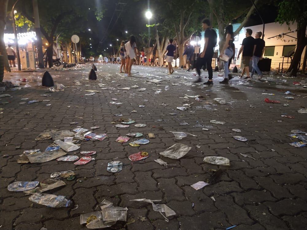 Basura en calle Arístides de Mendoza tras los festejos por Argentina campeón (Mariana Villa / Los Andes)