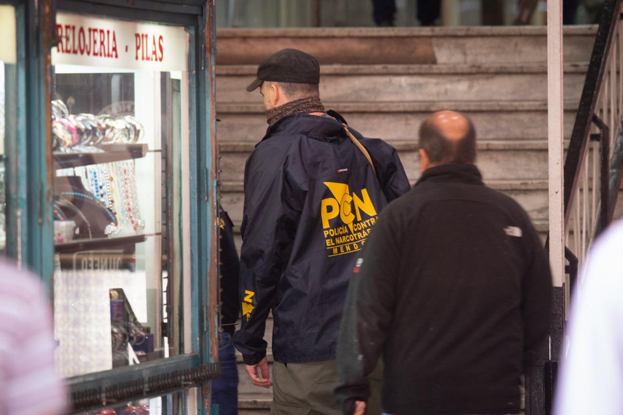 Allanamientos en la Galería Tonsa, por lavado de dinero, compra venta de dólares, droga y oro.

Foto: Ignacio Blanco / Los Andes 