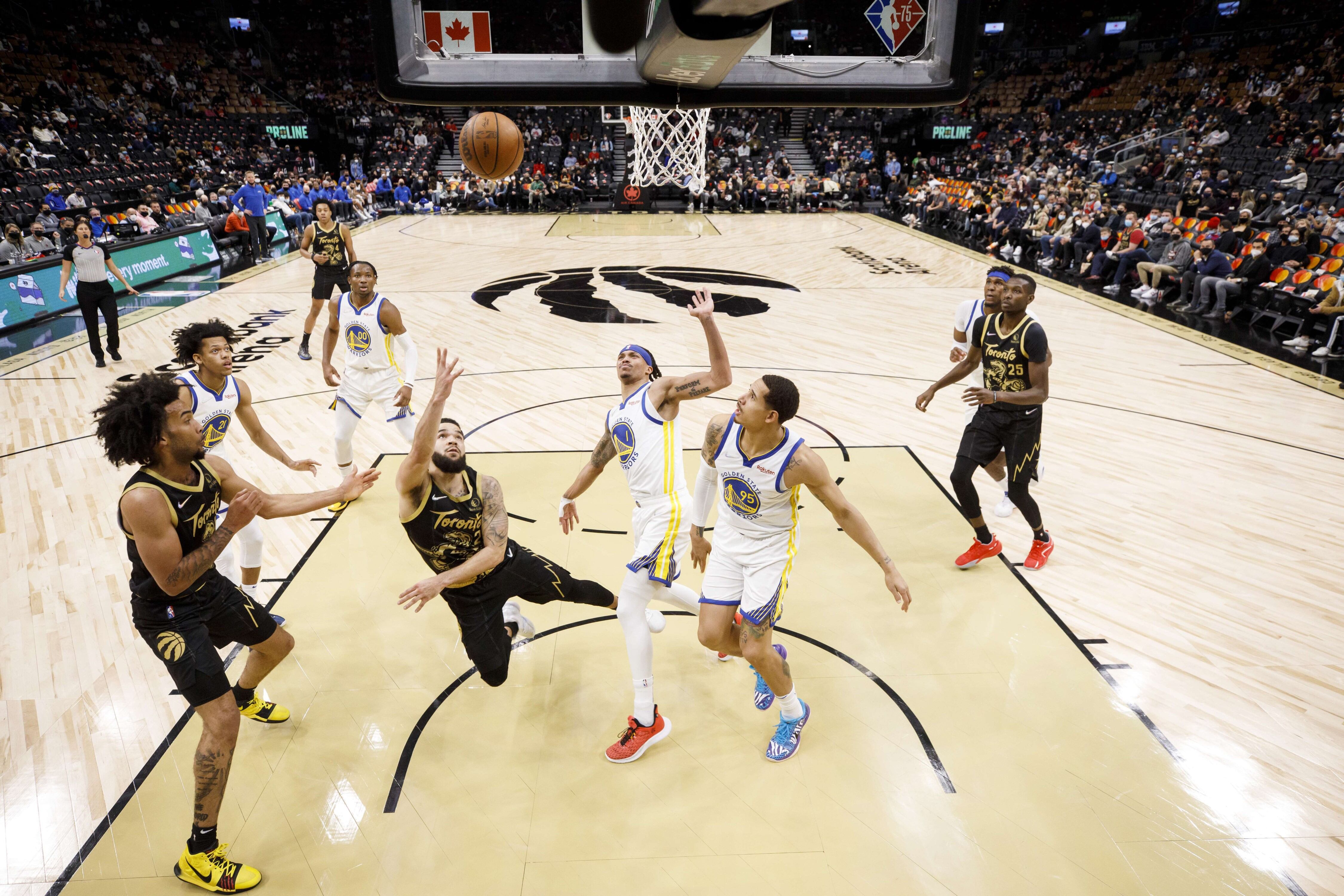 NBA- Warriors vs Raptors/Agencia