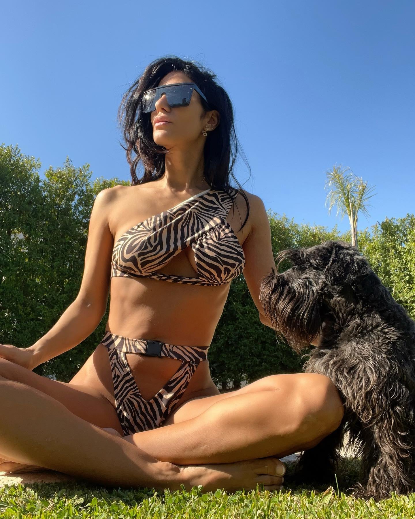 Silvina Escudero lució sus bikinis animal print para no extrañar el verano.