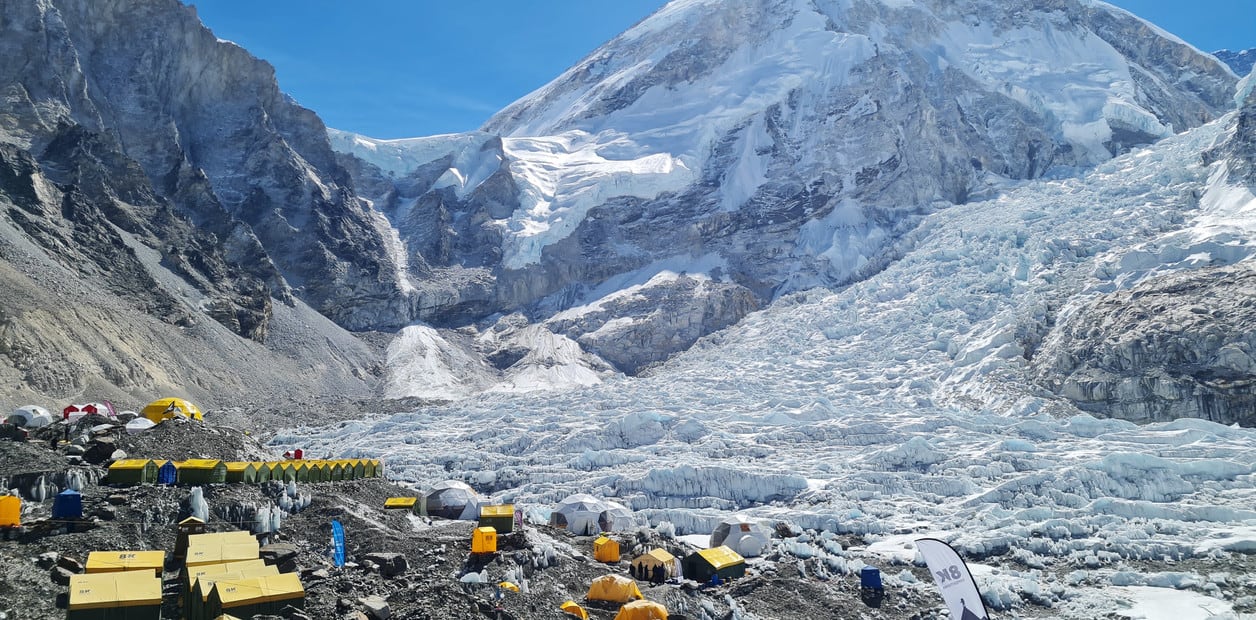 El derretimiento del hielo en el monte Everest causa la exposición de cuerpos de montañistas.