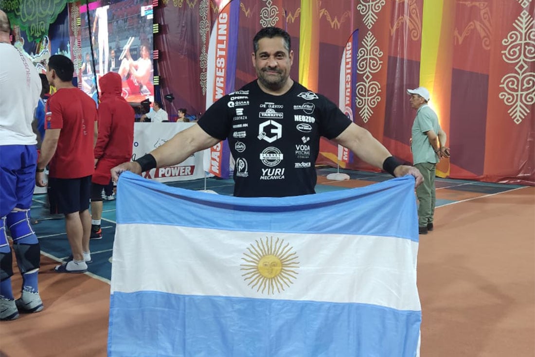 El "Urso", con los colores de la bandera argentina, que tan bien dejó representada.