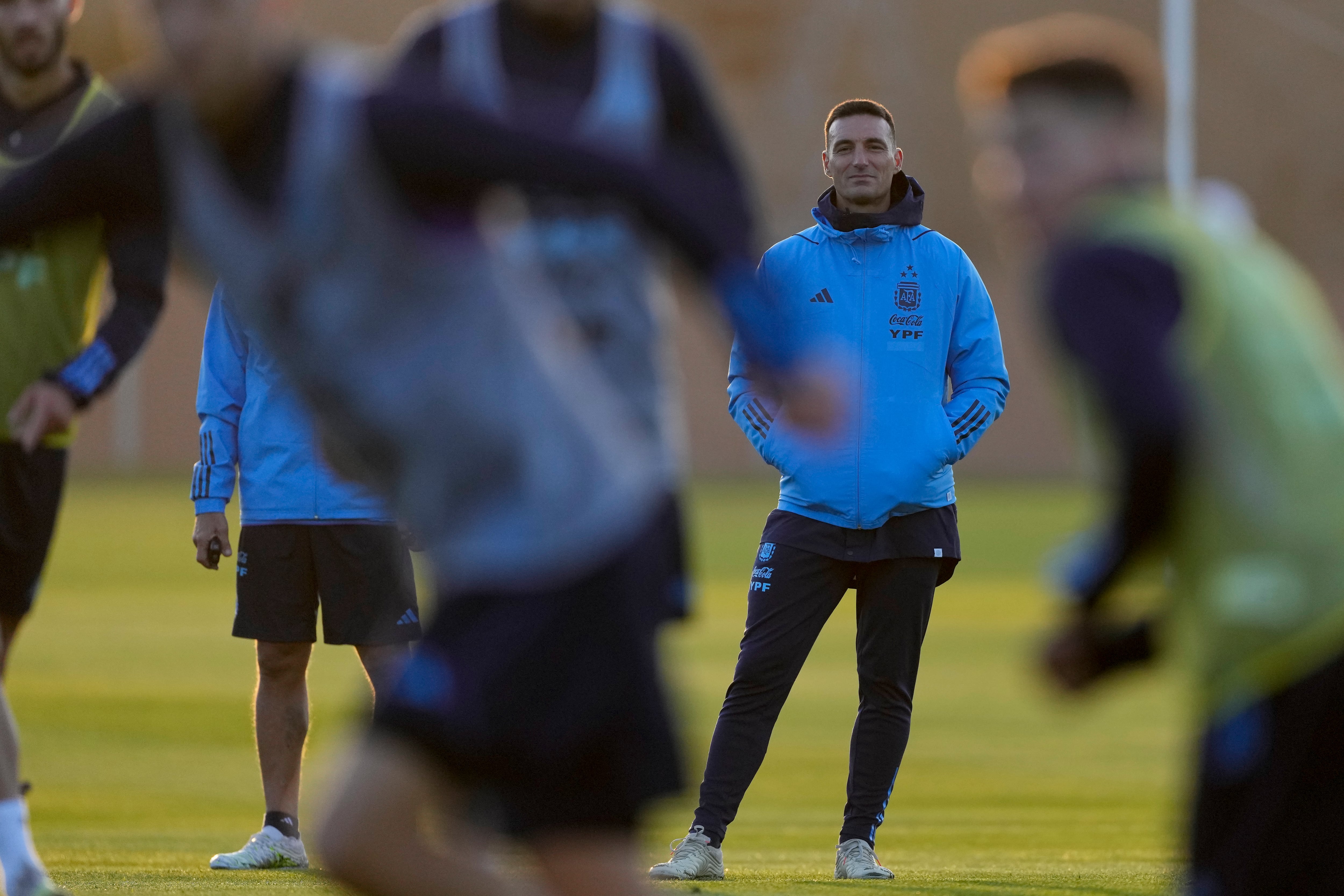 El DTde Argentina, Lionel Scaloni, observa a sus jugadores durante un entrenamiento previo al partido ante Ecuador. 