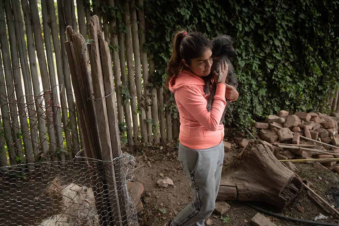 Yésica Marcos, campeona mundial de boxeo peso super gallo de la AMB y OMB, pasó de llenar estadios y conocer la gloria del boxeo a no tener nada.
Hoy está en un terreno prestado y vive en una casa de nylon, palos y cartón que ella misma construyó en el departamento de San Martín. Foto Ignacio Blanco