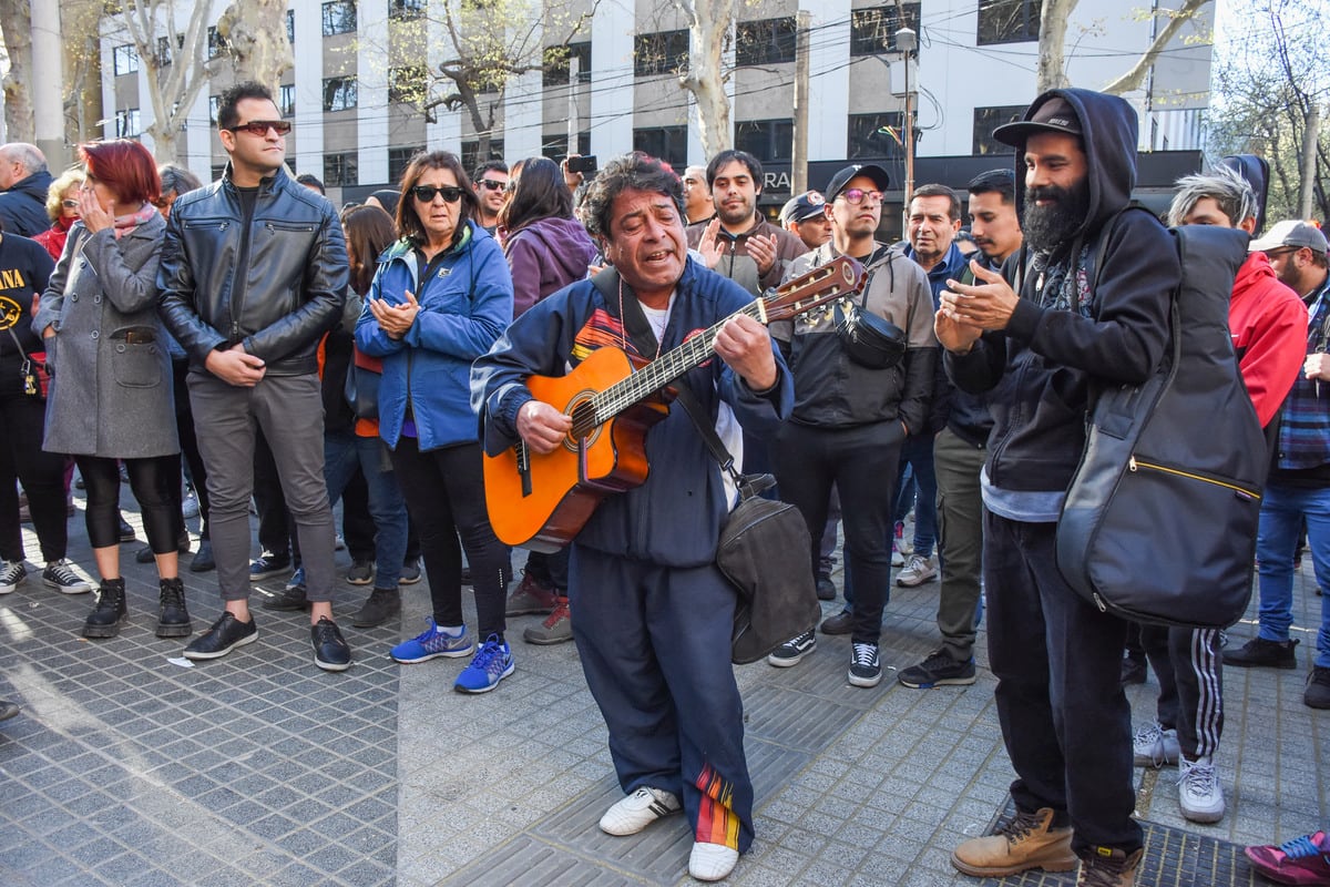 Último adios a Marciano cantero, una multitud lo despidió a son de sus canciones en el edificio de Cultura de Mendoza, luego de velar sus restos.

Foto: Mariana Villa / Los Andes