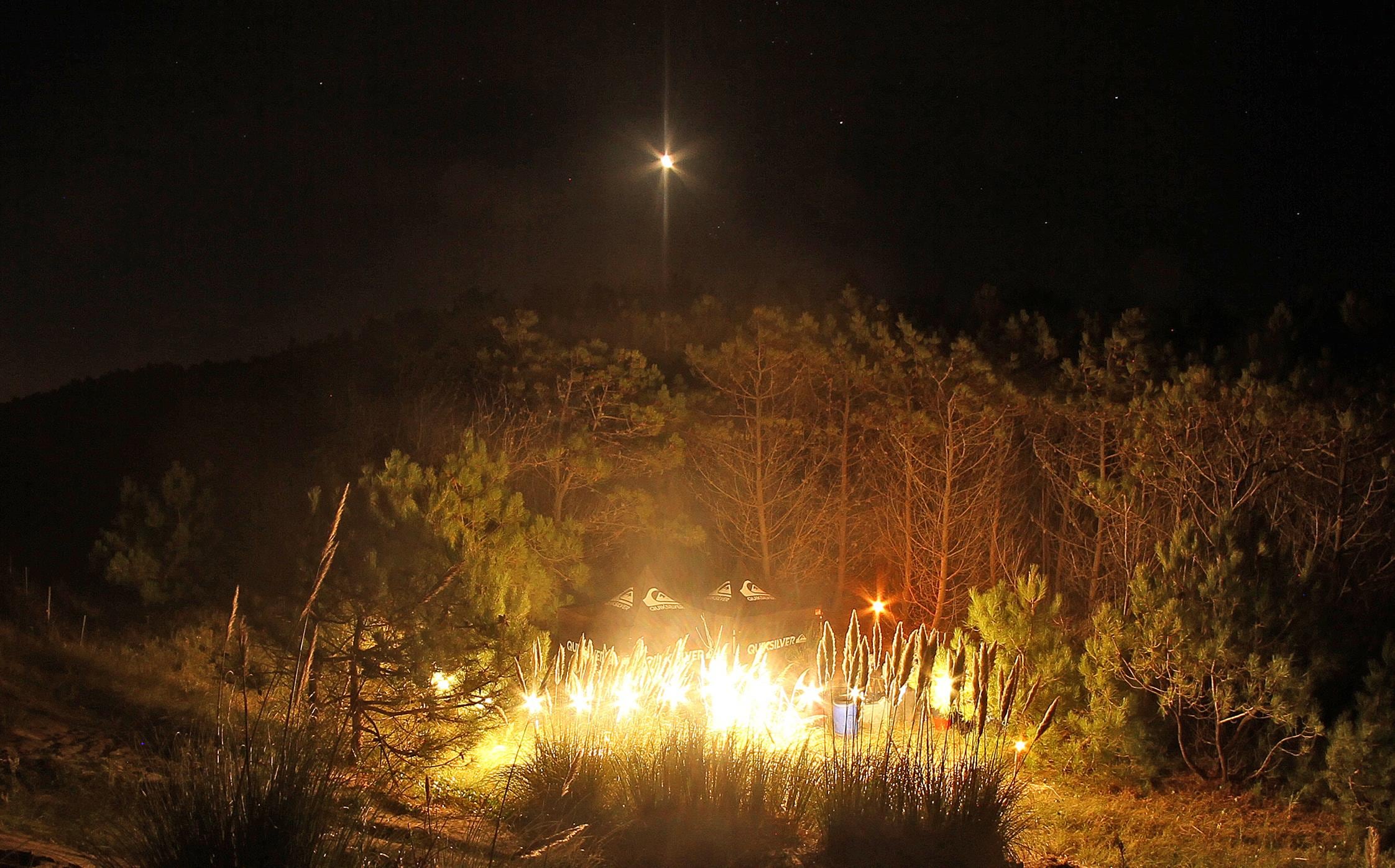 No encontraron el lugar buscado pero armaron un campamento de alto nivel pegado a la playa. Pura aventura. / Gentileza.