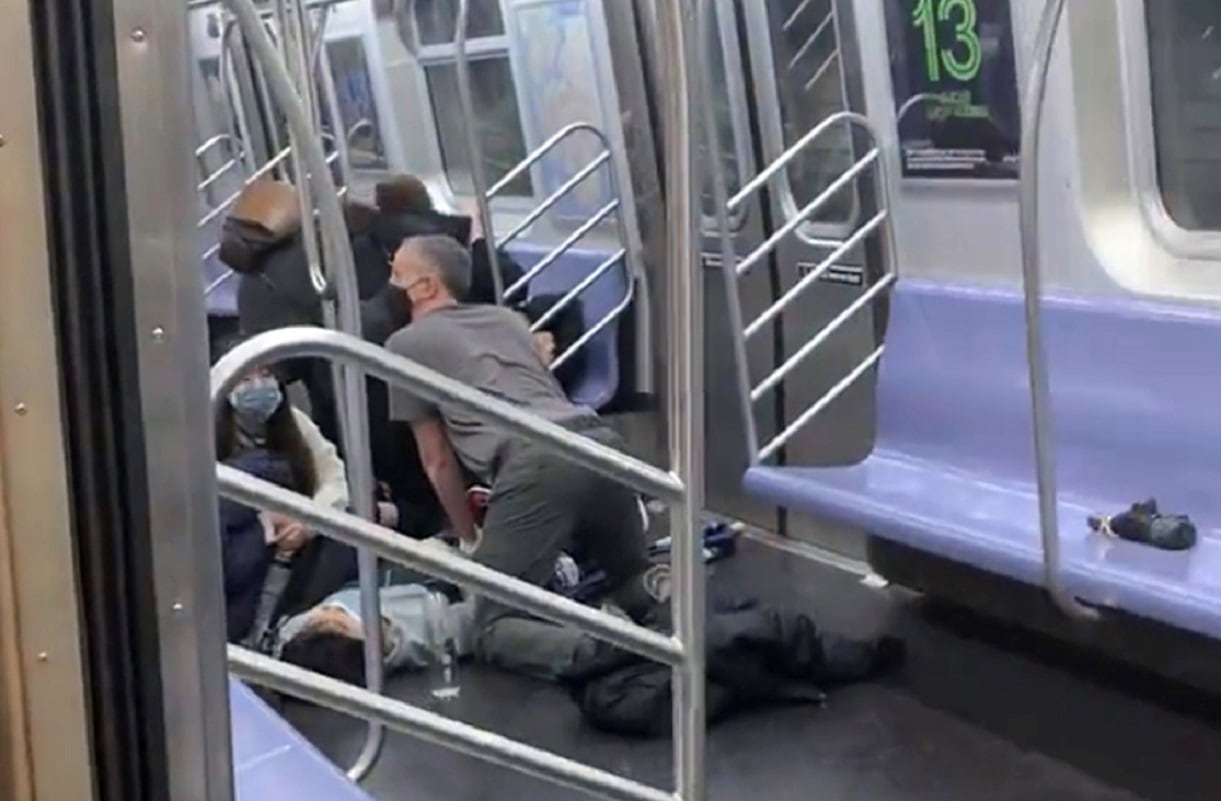 Momentos de desesperación en el subte de Nueva York (AP)