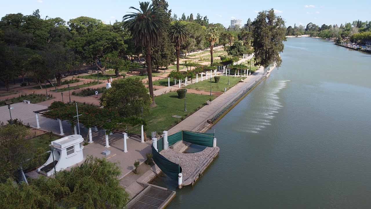 En el lago del parque General San Martín de Ciudad comenzarán los trabajos para reformar el muelle donde se embarcará a La Cuyanita. | Foto: José Gutiérrez / Los Andes