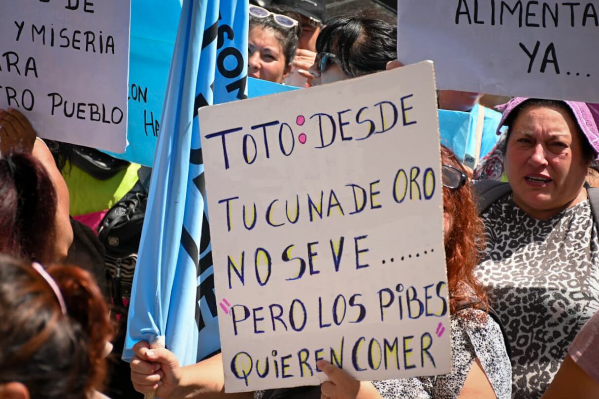 La organización social marchó al Ministerio de Economía y también en el ingreso al country donde vive Luis Caputo. Foto: Barrios de Pie.