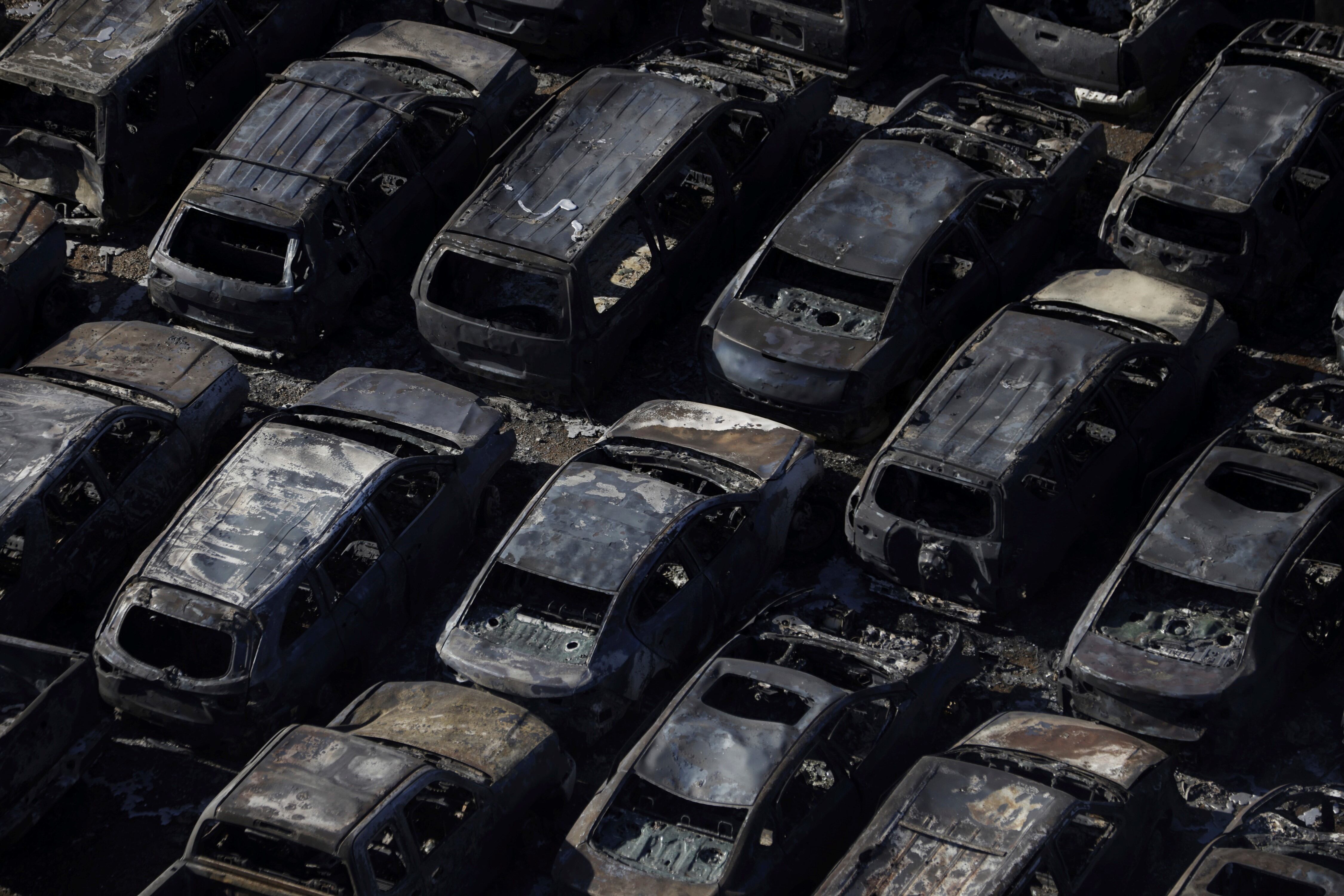 Autos incendidos, en Lahaina, Hawái. (Stephen Lam/San Francisco Chronicle vía AP)