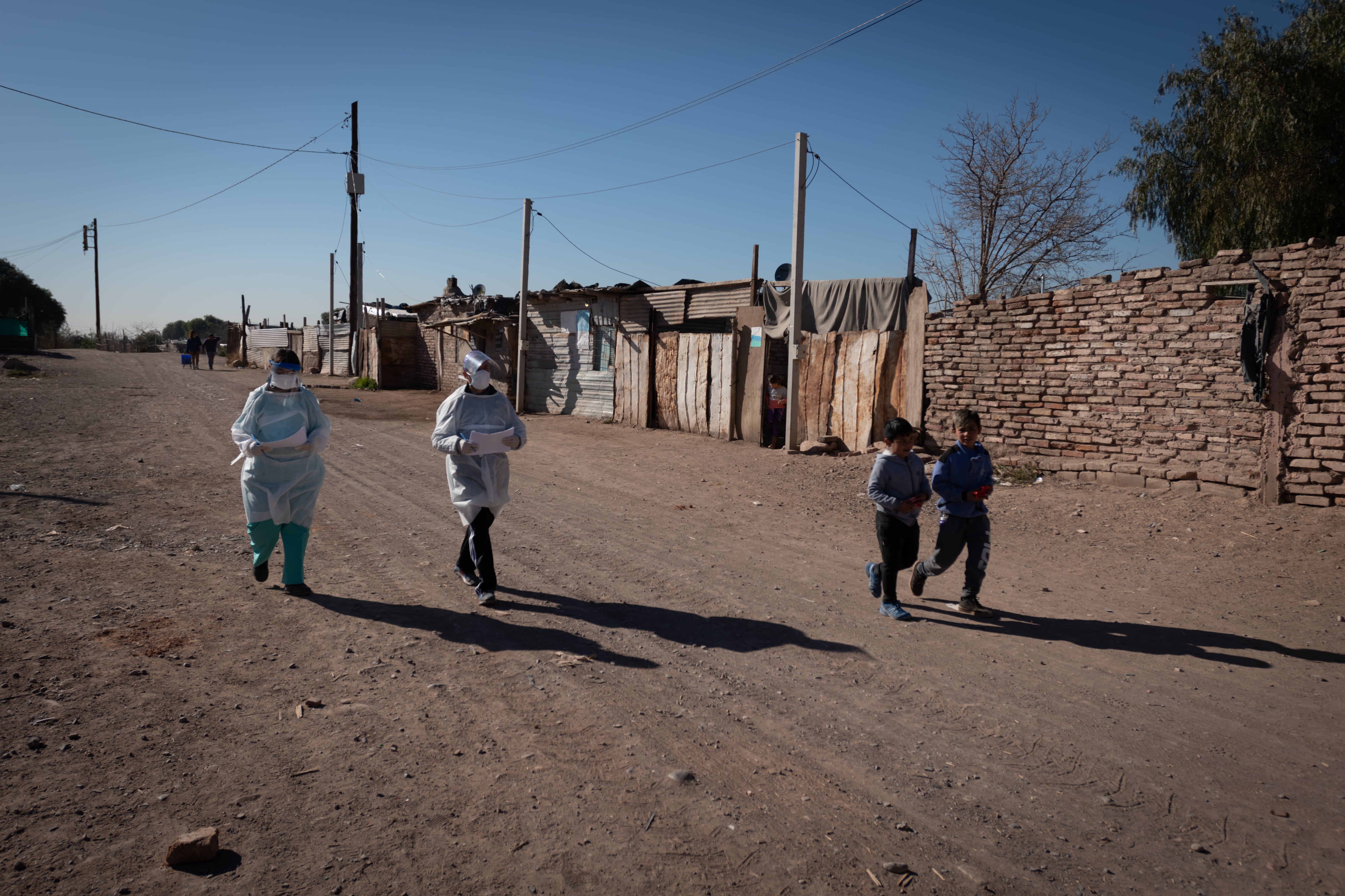 Por el aumento de casos positivos, son cada vez más intensos los operativos sanitarios en los barrios del Gran Mendoza.