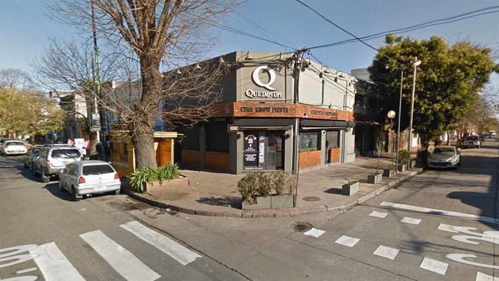 La discusión comenzó dentro del bar La Queimada de La Plata. Foto: TN.